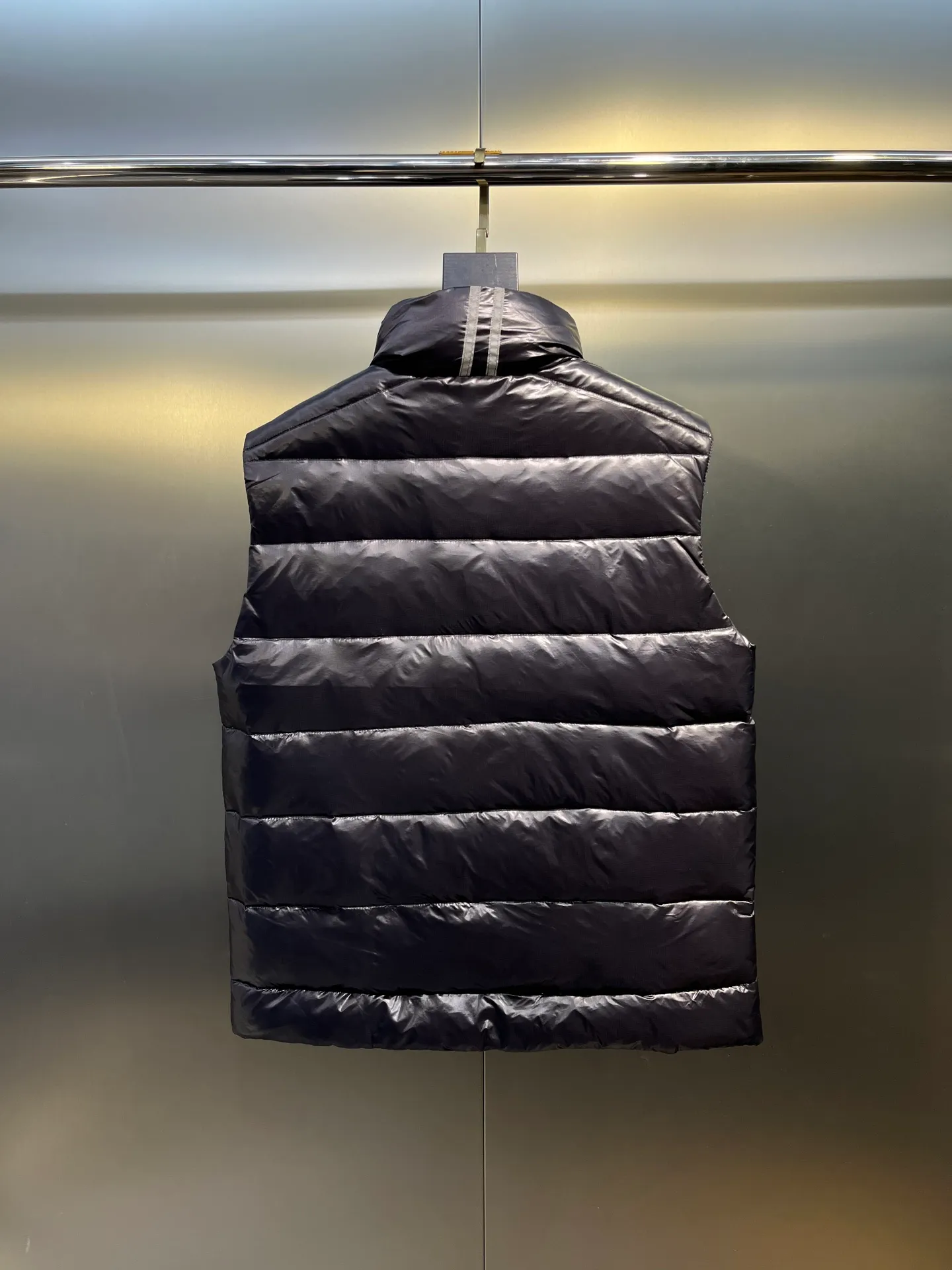 P560 Canadian brand CanadaGoose men's and women's CROFTON lightweight down vest 2229M DWR water-repellent treatment WindWall windproof fabric 700 fleece filling original mold opening details one to one production The upper body effect is stunning Exclusively available on the Xiaohongshu purchasing platform The highest version on the market Size: XS S M L XL XXL